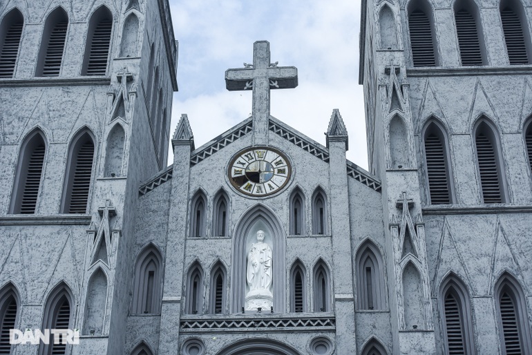 Hanoi Cathedral has an ancient look thanks to its antique imitation paint - 2