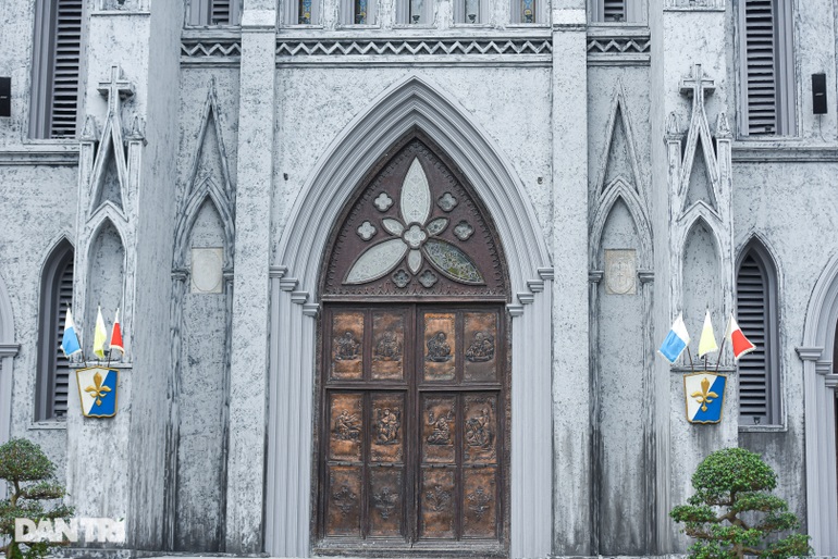 Hanoi Cathedral has an ancient look thanks to the antique imitation paint - 4