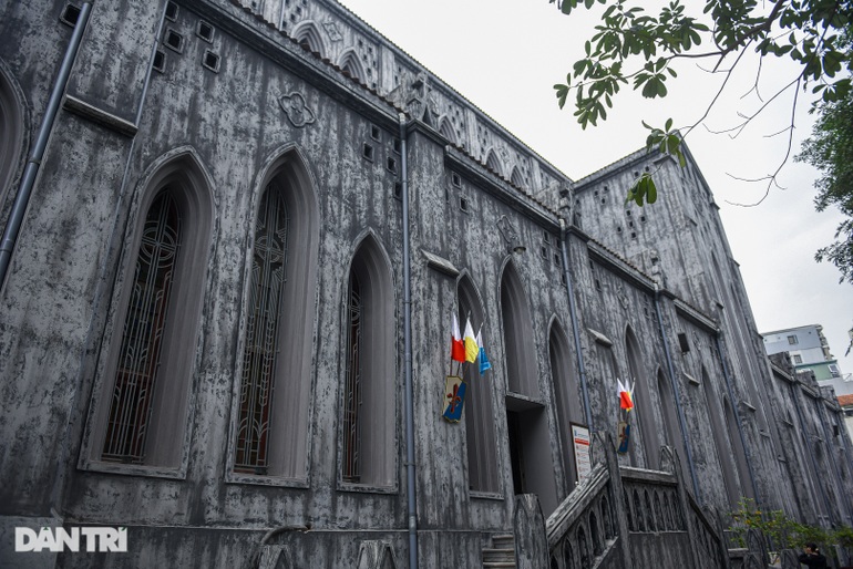 Hanoi Cathedral has an ancient look thanks to its antique imitation paint - 7