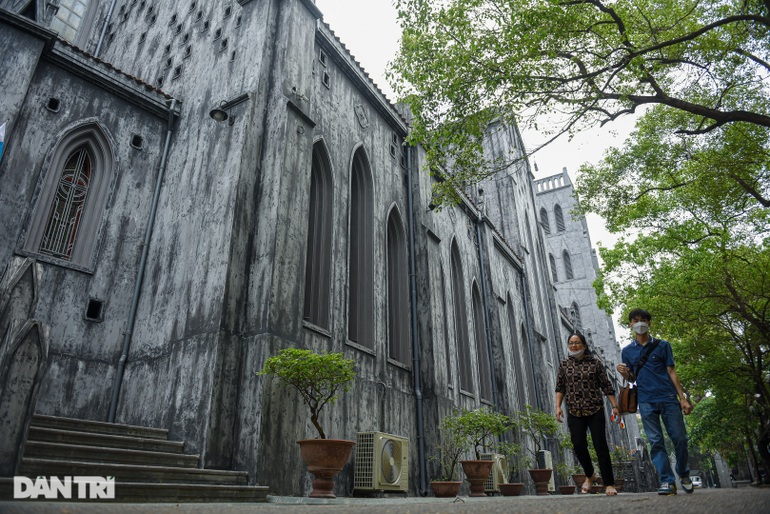 Hanoi Cathedral has an ancient look thanks to its antique imitation paint - 5
