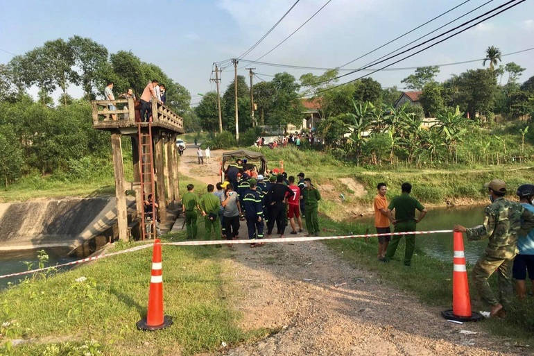 Đến chơi và bị trượt chân ở kênh thủy lợi, 2 nữ sinh bị nước cuốn trôi - 2 Đến chơi và bị trượt chân ở kênh thủy lợi, 2 nữ sinh bị nước cuốn trôi - 2