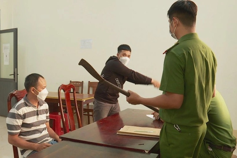 Hai cha con vác dao đến quán cà phê chém người tới tấp - 2 Hai cha con vác dao đến quán cà phê chém người tới tấp - 2