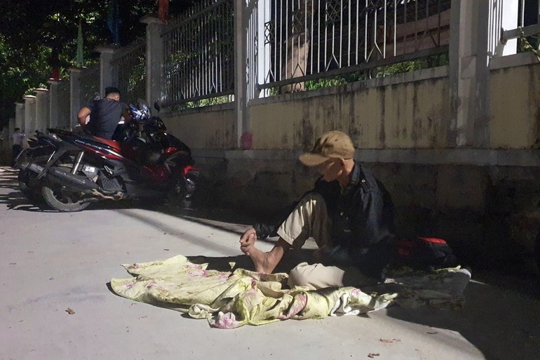 Dân vật vạ chờ chực cả đêm để ghi danh làm thủ tục đất đai - 2 Dân vật vạ chờ chực cả đêm để ghi danh làm thủ tục đất đai - 2
