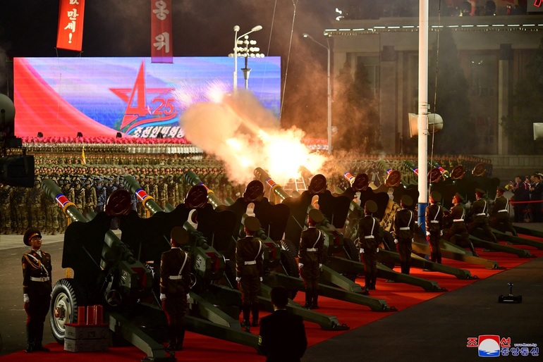 Duyệt binh trong đêm, Triều Tiên trình làng siêu tên lửa - 1 Duyệt binh trong đêm, Triều Tiên trình làng siêu tên lửa - 1