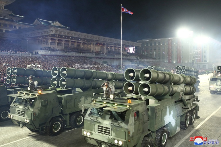 Duyệt binh trong đêm, Triều Tiên trình làng siêu tên lửa - 6 Duyệt binh trong đêm, Triều Tiên trình làng siêu tên lửa - 6