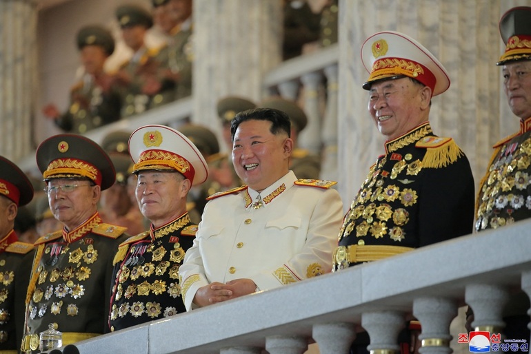 Duyệt binh trong đêm, Triều Tiên trình làng siêu tên lửa - 7 Duyệt binh trong đêm, Triều Tiên trình làng siêu tên lửa - 7
