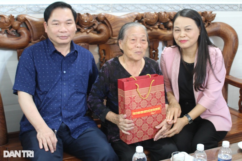 Bí thư, Chủ tịch Ninh Bình thăm, tặng quà gia đình chính sách tại Bạc Liêu - 1 Bí thư, Chủ tịch Ninh Bình thăm, tặng quà gia đình chính sách tại Bạc Liêu - 1