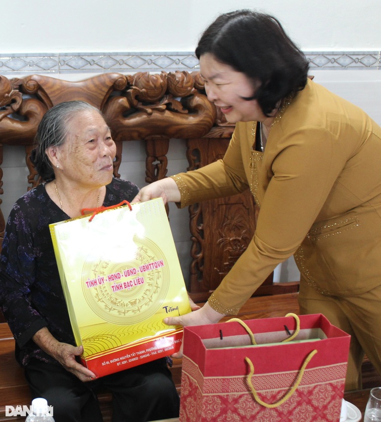 Bí thư, Chủ tịch Ninh Bình thăm, tặng quà gia đình chính sách tại Bạc Liêu - 2 Bí thư, Chủ tịch Ninh Bình thăm, tặng quà gia đình chính sách tại Bạc Liêu - 2