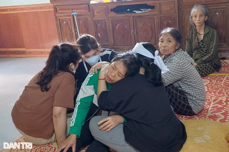 Nữ sinh khóc nức nở kể giây phút 4 bạn đuối nước trong buổi chiều định mệnh - 3 Nữ sinh khóc nức nở kể giây phút 4 bạn đuối nước trong buổi chiều định mệnh - 3