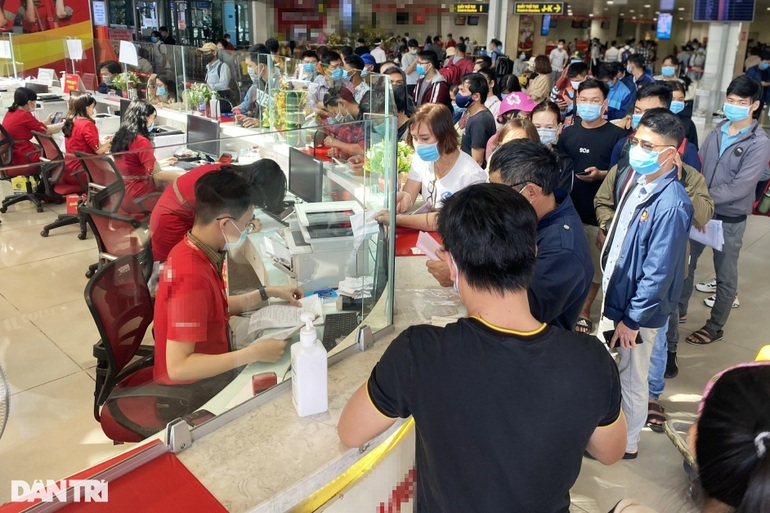 Sân bay Tân Sơn Nhất thoát cảnh ùn ứ nhờ cải tiến quy trình kiểm dịch y tế - 1 Sân bay Tân Sơn Nhất thoát cảnh ùn ứ nhờ cải tiến quy trình kiểm dịch y tế - 1
