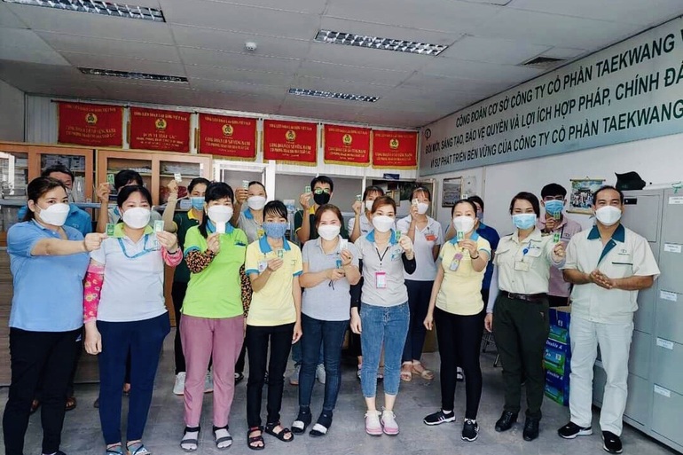 Công nhân vỡ òa khi công ty bất ngờ tặng vàng - 1 Công nhân vỡ òa khi công ty bất ngờ tặng vàng - 1
