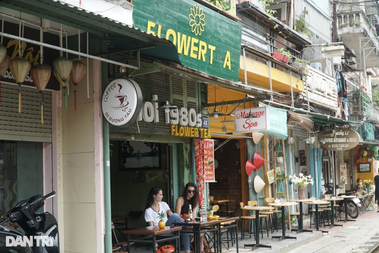 Phố cà phê đường tàu ở Hà Nội mở cửa trở lại - 2