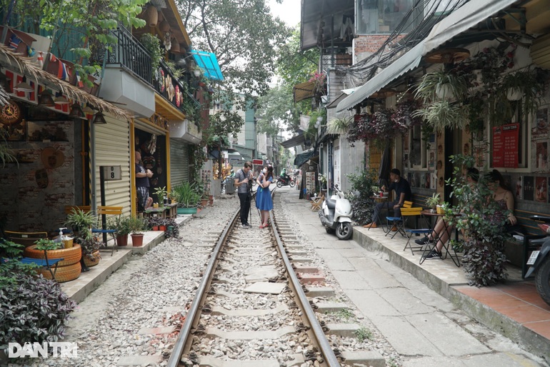 Phố cà phê đường tàu ở Hà Nội mở cửa trở lại - 1