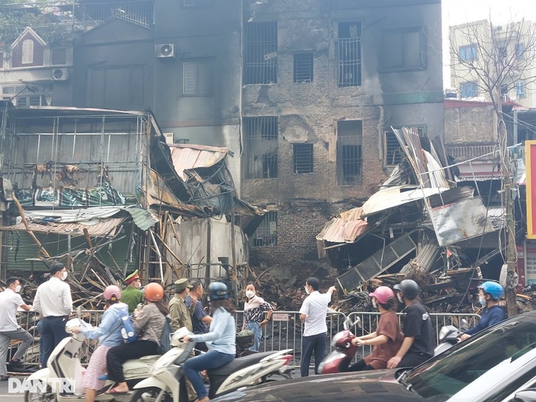 Hà Nội: Cháy lớn thiêu rụi dãy cửa hàng trên phố Nguyễn Hoàng - 3