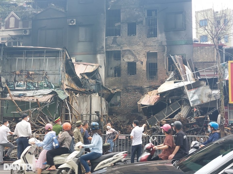 Hà Nội: Cháy lớn thiêu rụi dãy cửa hàng trên phố Nguyễn Hoàng - 3 Hà Nội: Cháy lớn thiêu rụi dãy cửa hàng trên phố Nguyễn Hoàng - 3