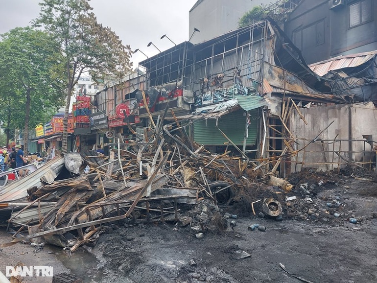 Hà Nội: Cháy lớn thiêu rụi dãy cửa hàng trên phố Nguyễn Hoàng - 1