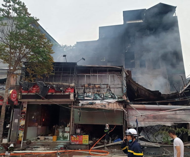 Hà Nội: Cháy lớn thiêu rụi dãy cửa hàng trên phố Nguyễn Hoàng - 5