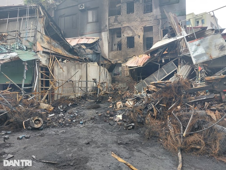 Hà Nội: Cháy lớn thiêu rụi dãy cửa hàng trên phố Nguyễn Hoàng - 4