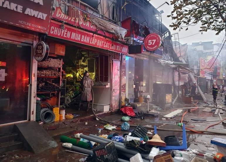 Hà Nội: Cháy lớn thiêu rụi dãy cửa hàng trên phố Nguyễn Hoàng - 6