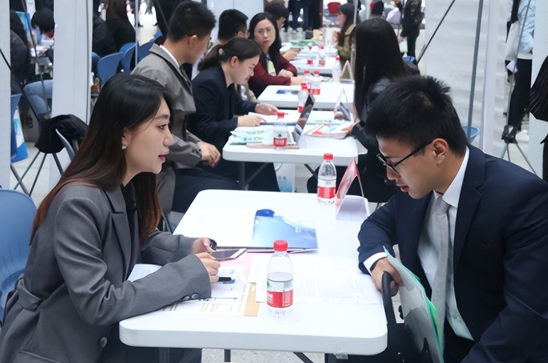 Giới trẻ ngày nay tìm việc chứ không xin việc - 1 Giới trẻ ngày nay tìm việc chứ không xin việc - 1