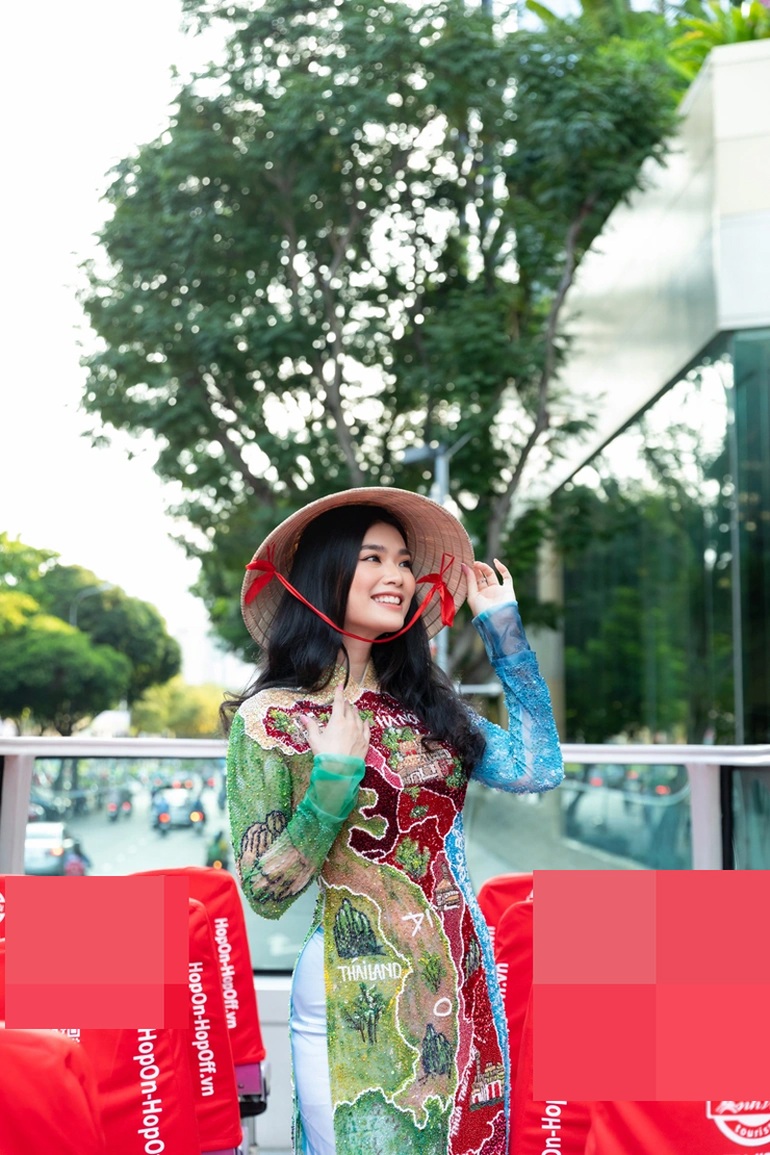 Hoa hậu Emily Hồng Nhung đưa Hoa hậu Thế giới Châu Á dạo phố bằng xe buýt - 3 Hoa hậu Emily Hồng Nhung đưa Hoa hậu Thế giới Châu Á dạo phố bằng xe buýt - 3