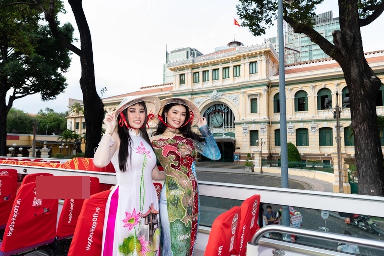 Hoa hậu Emily Hồng Nhung đưa Hoa hậu Thế giới Châu Á dạo phố bằng xe buýt - 1 Hoa hậu Emily Hồng Nhung đưa Hoa hậu Thế giới Châu Á dạo phố bằng xe buýt - 1