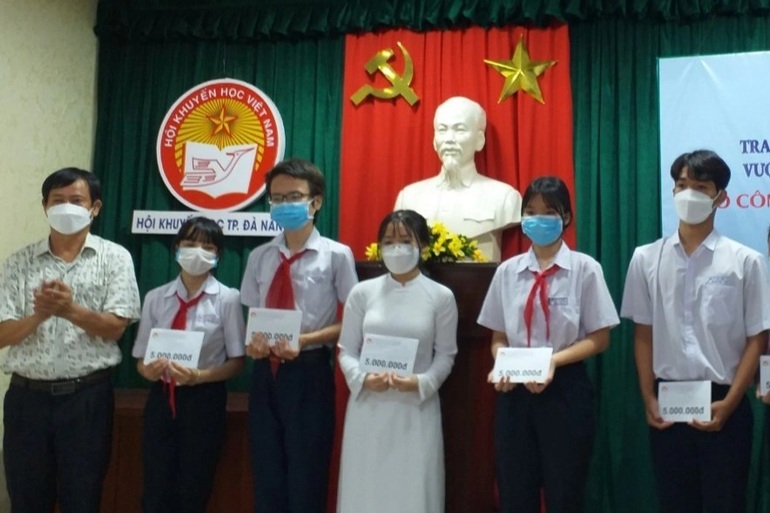 Trao 20 suất học bổng đến học sinh vượt khó hiếu học - 1 Trao 20 suất học bổng đến học sinh vượt khó hiếu học - 1