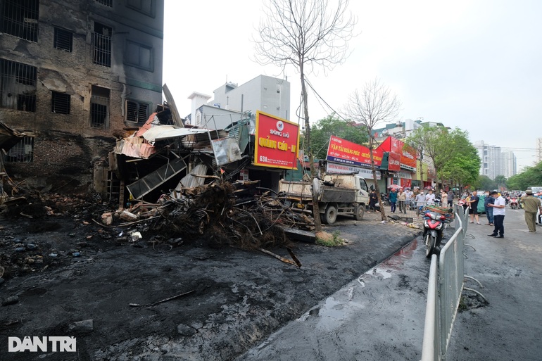 Hiện trường tan hoang sau vụ cháy thiêu rụi loạt cửa hàng ở Hà Nội - 1 Hiện trường tan hoang sau vụ cháy thiêu rụi loạt cửa hàng ở Hà Nội - 1