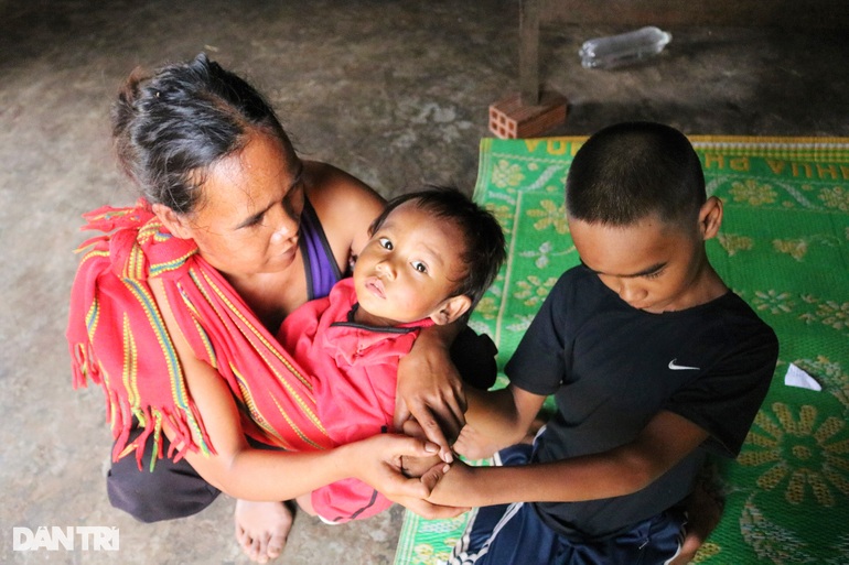 Couple living in makeshift tents, carrying disabled children to herd rented cows - 4