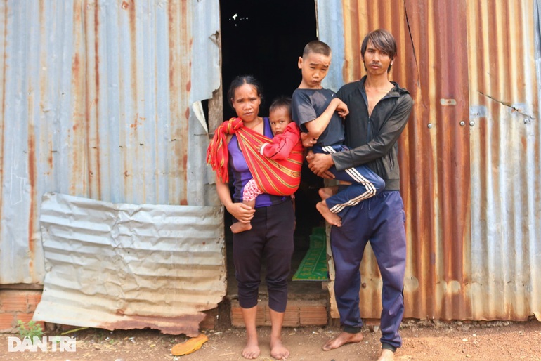 Cặp vợ chồng sống trong lều tạm, cõng con khuyết tật đi chăn bò thuê - 3 Couple living in makeshift tent, carrying disabled children to herd rented cows - 3