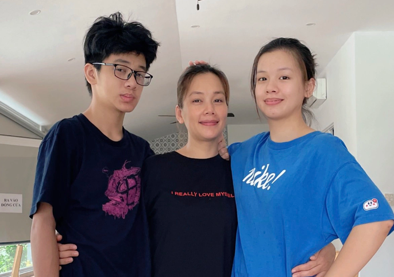 Ca sĩ Bông Mai: Các con muốn tôi yêu đi để đừng nghiện con quá mức - 2 Ca sĩ Bông Mai: Các con muốn tôi yêu đi để đừng nghiện con quá mức - 2
