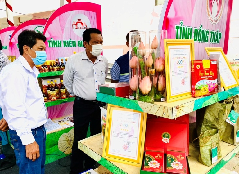 Hơn 300 gian hàng trưng bày đặc sản các địa phương - 1 Hơn 300 gian hàng trưng bày đặc sản các địa phương - 1