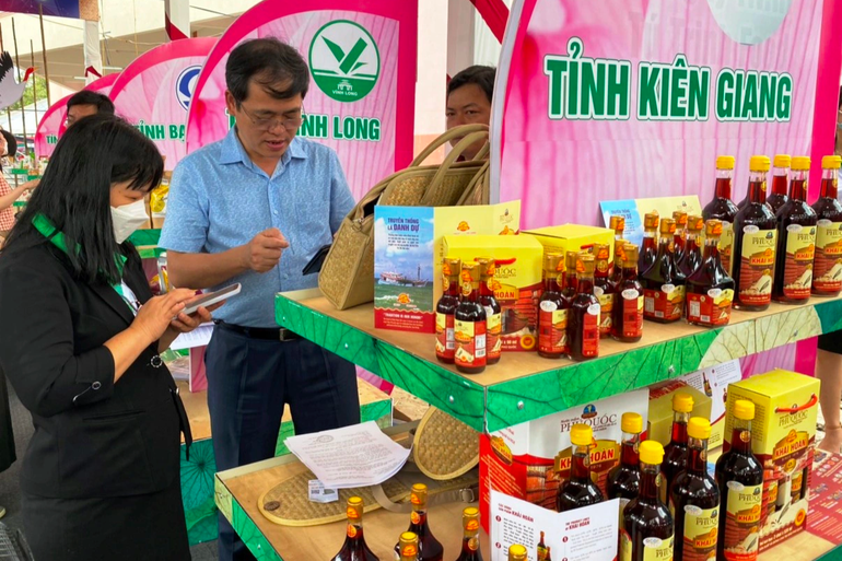 Hơn 300 gian hàng trưng bày đặc sản các địa phương - 2 Hơn 300 gian hàng trưng bày đặc sản các địa phương - 2