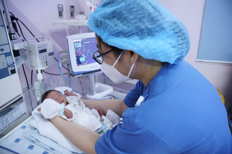 Khó thở, phù chân nhưng chủ quan thai hành, sản phụ 37 tuổi nguy kịch - 3 Khó thở, phù chân nhưng chủ quan thai hành, sản phụ 37 tuổi nguy kịch - 3