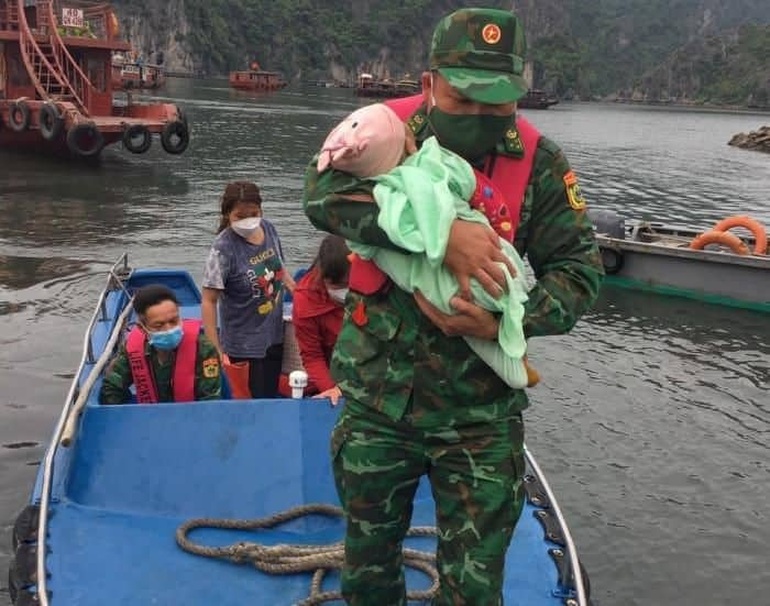 Cứu sống bé gái 7 tháng tuổi bị rơi xuống biển Quảng Ninh - 1 Cứu sống bé gái 7 tháng tuổi bị rơi xuống biển Quảng Ninh - 1