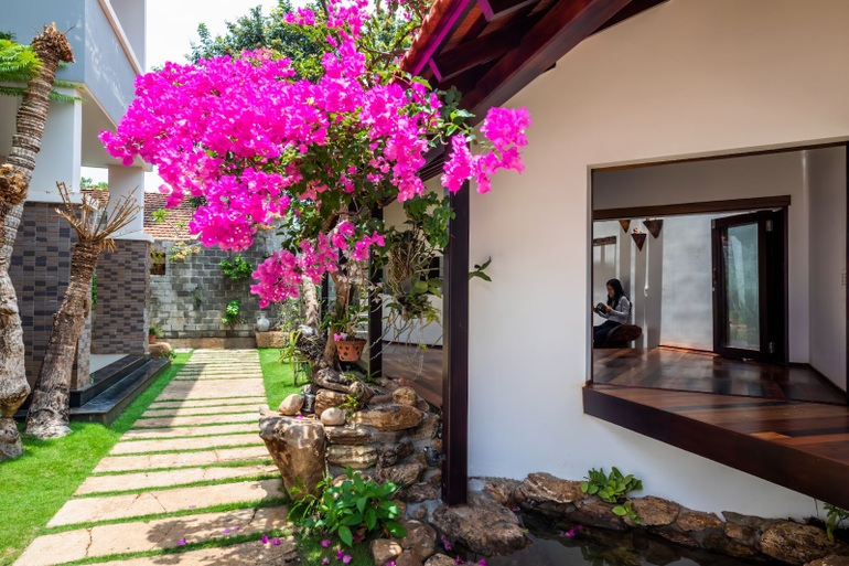Nữ giám đốc làm nhà vườn Nữ giám đốc làm nhà vườn