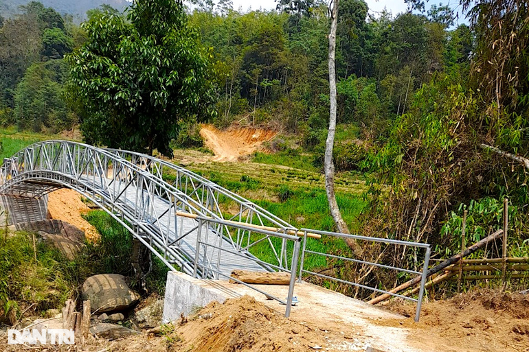 Hình ảnh xúc động về cây cầu Dân trí nơi thung lũng Nậm Tột - 9 Hình ảnh xúc động về cây cầu Dân trí nơi thung lũng Nậm Tột - 9