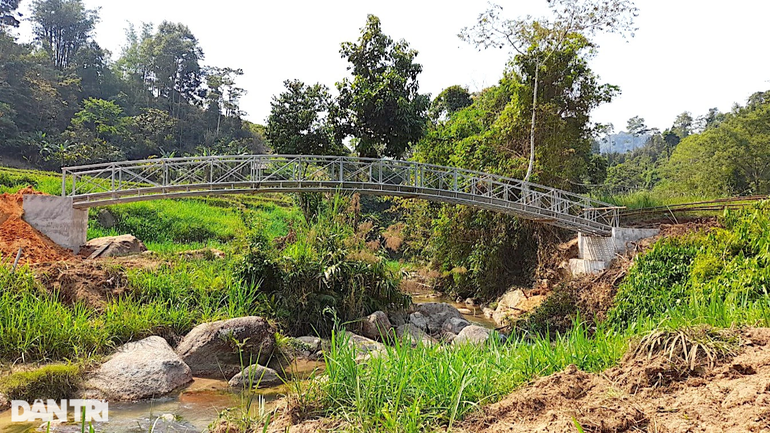 Hình ảnh xúc động về cây cầu Dân trí nơi thung lũng Nậm Tột - 6 Hình ảnh xúc động về cây cầu Dân trí nơi thung lũng Nậm Tột - 6