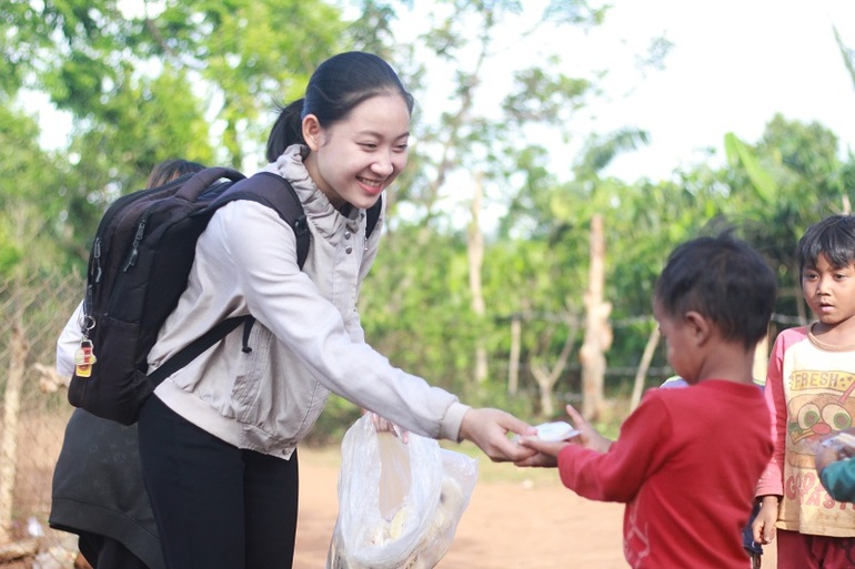 Cô bé mê từ thiện - 1 Cô bé mê từ thiện - 1