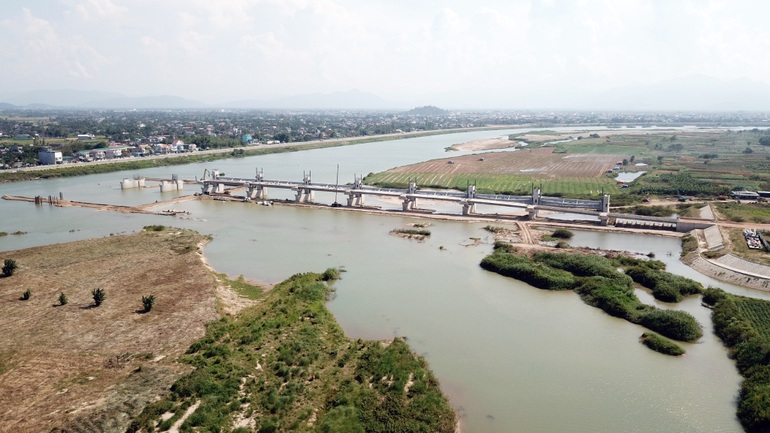 Sau gần chục năm trời ngâm dự án tỉnh Quảng Ngãi mới đây hối hả cho công  tác khởi động lại dự án đập dâng sông Trà Khúc khi đã thay đổi