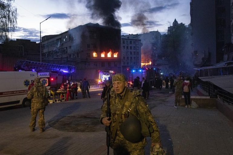 Ukraine cáo buộc Nga phóng tên lửa rung chuyển Kiev - 1