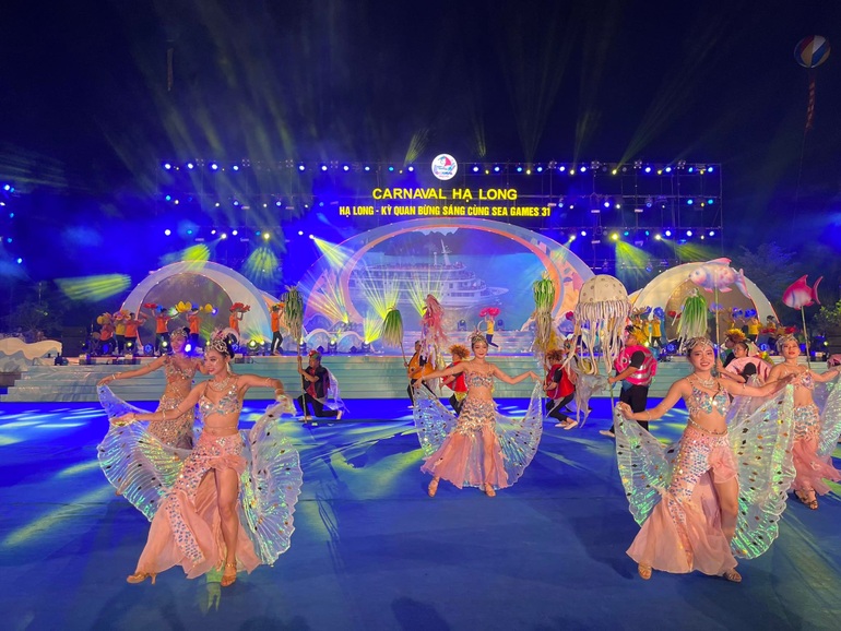 Biển người đổ về Lễ hội Carnaval Hạ Long 2022 - 1