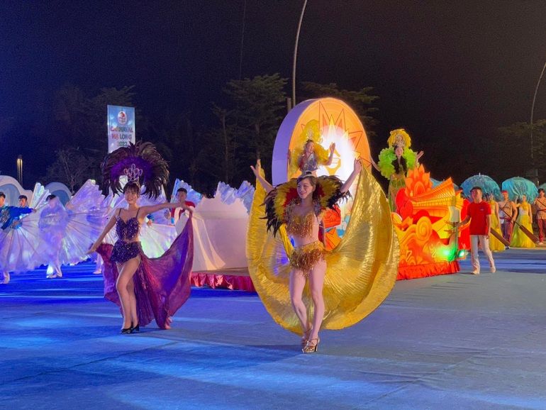 Biển người đổ về Lễ hội Carnaval Hạ Long 2022 - 4