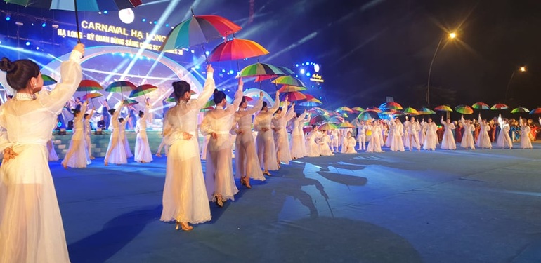 Biển người đổ về Lễ hội Carnaval Hạ Long 2022 - 6
