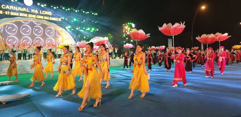 Biển người đổ về Lễ hội Carnaval Hạ Long 2022 - 2