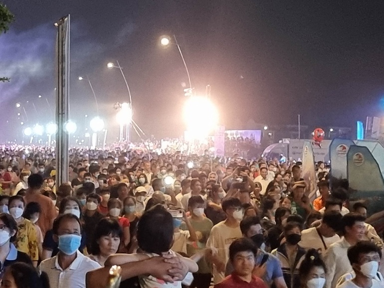 Biển người đổ về Lễ hội Carnaval Hạ Long 2022 - 7