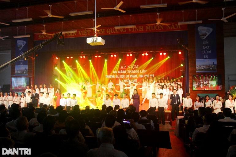 Hàng ngàn sinh viên về kỷ niệm 65 năm thành lập trường Đại học Sư phạm Huế - 1 Hàng ngàn sinh viên về kỷ niệm 65 năm thành lập trường Đại học Sư phạm Huế - 1