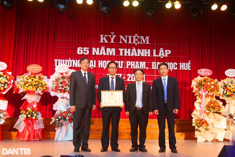 Hàng ngàn sinh viên về kỷ niệm 65 năm thành lập trường Đại học Sư phạm Huế - 3 Hàng ngàn sinh viên về kỷ niệm 65 năm thành lập trường Đại học Sư phạm Huế - 3