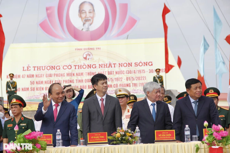 Thiêng liêng Lễ thượng cờ và diễu binh tại Vĩ tuyến 17 - 2 Thiêng liêng Lễ thượng cờ và diễu binh tại Vĩ tuyến 17 - 2