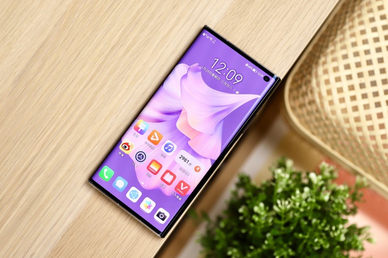 Khi gập đôi màn hình, sản phẩm có thiết kế giống một chiếc smartphone thông thường (Ảnh: Weibo).